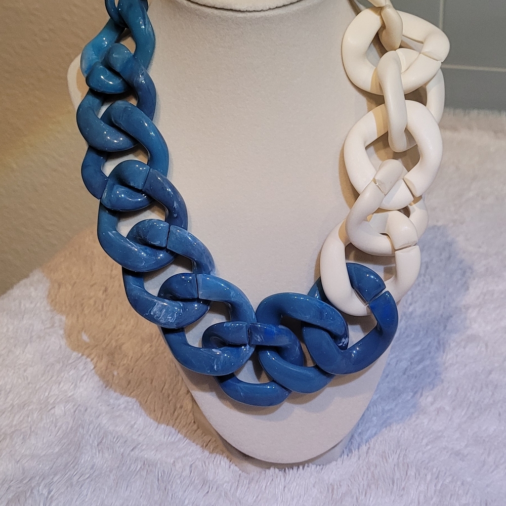 Alisha D Marbled Bold Blue and Cream White Chain Necklace